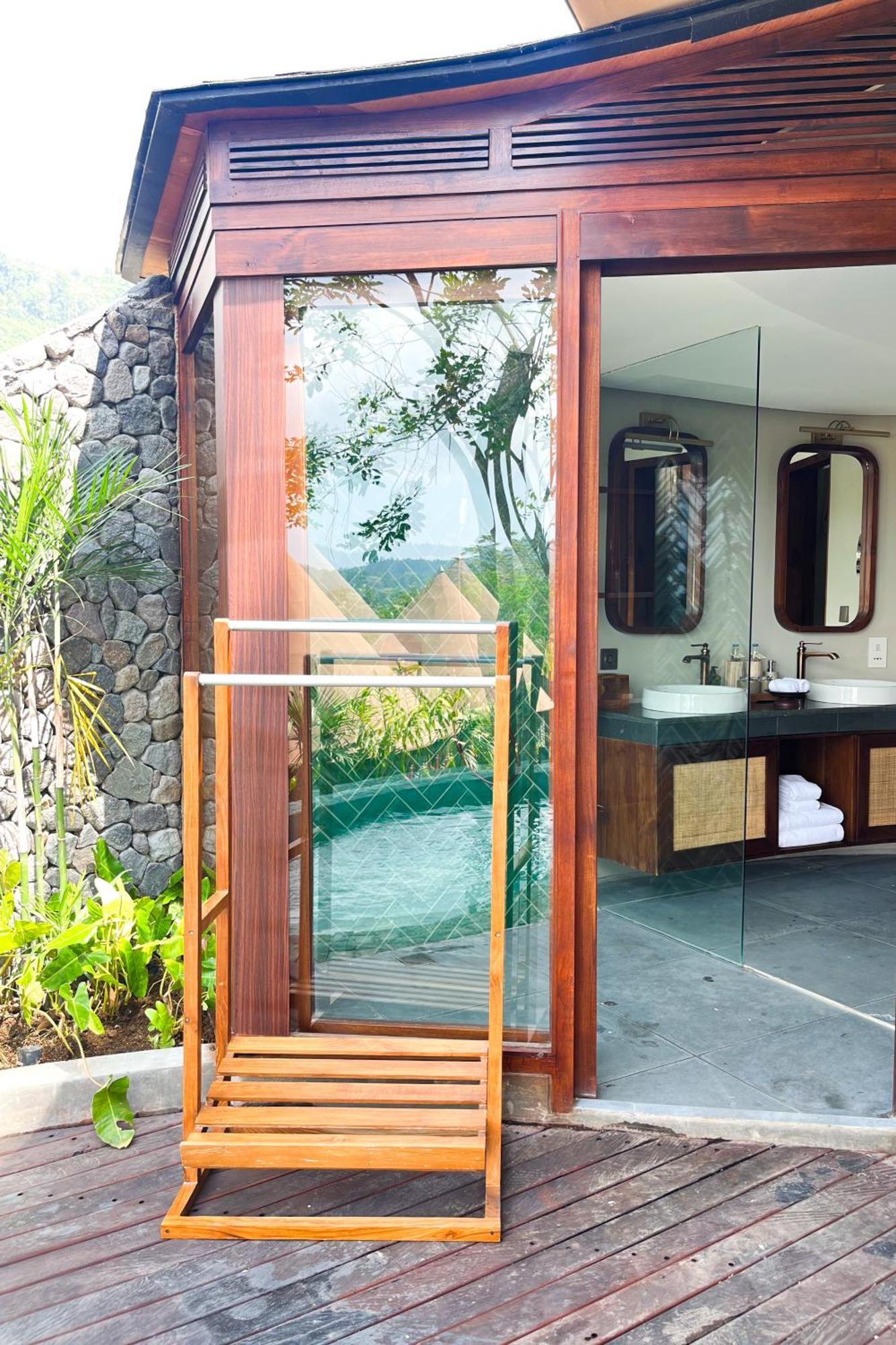 Wapa Di Ume Sidemen Ξενοδοχείο Εξωτερικό φωτογραφία Bathroom at the Four Seasons Resort