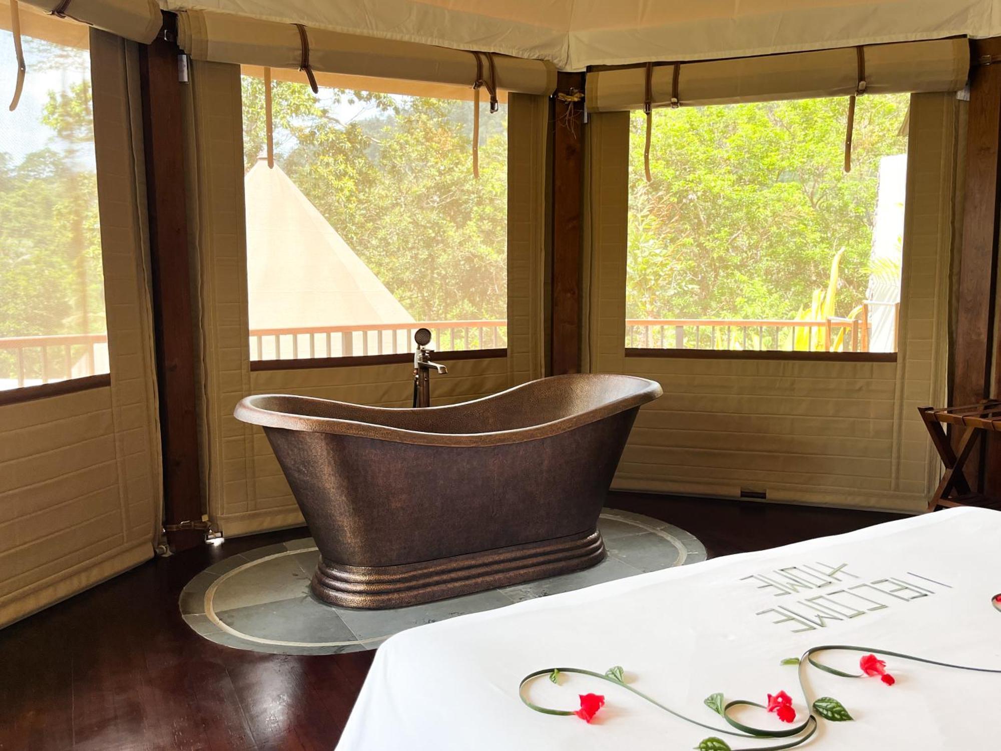 Wapa Di Ume Sidemen Ξενοδοχείο Δωμάτιο φωτογραφία A freestanding copper bathtub