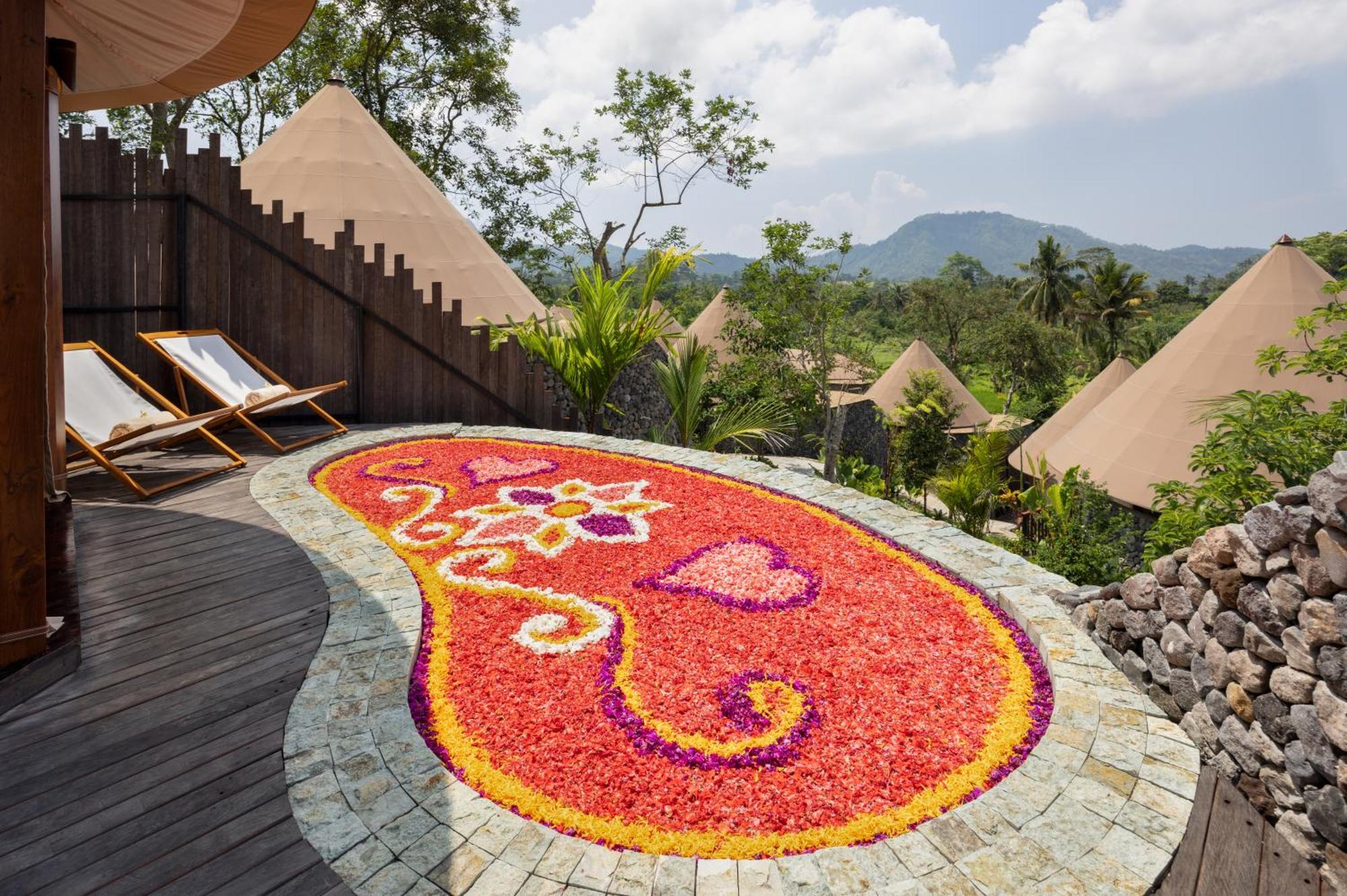 Wapa Di Ume Sidemen Ξενοδοχείο Εξωτερικό φωτογραφία A pookkalam at a resort in Kerala