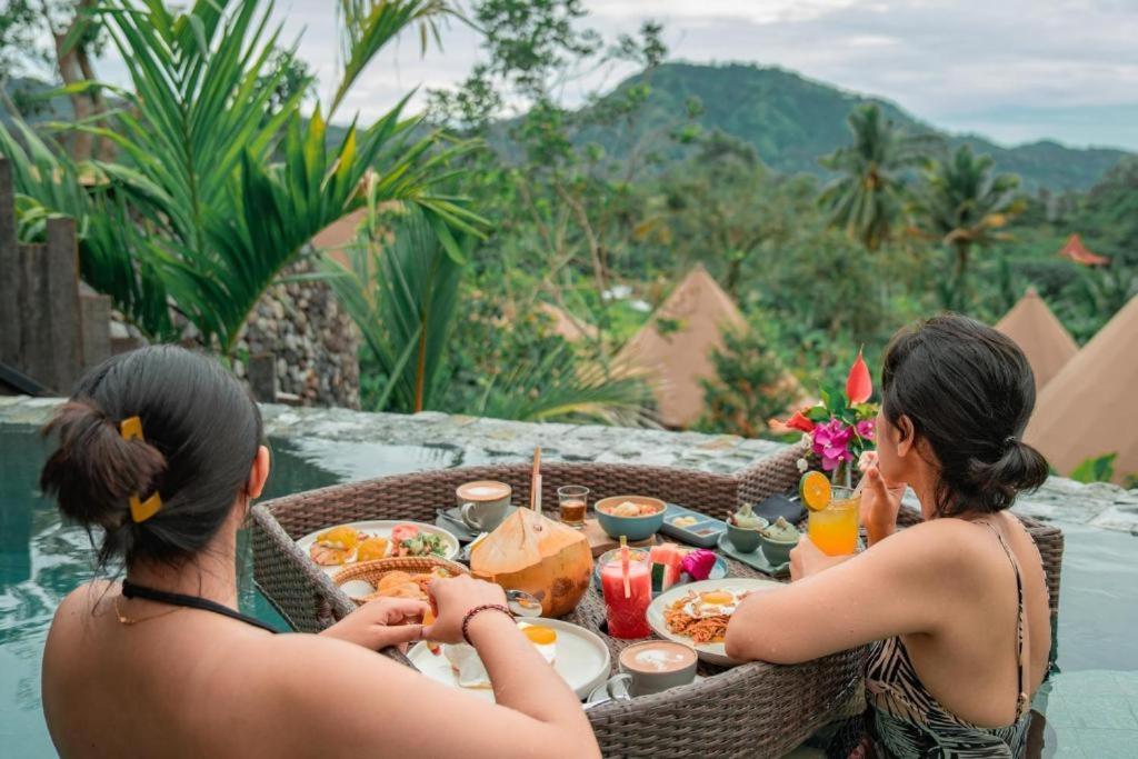 Wapa Di Ume Sidemen Ξενοδοχείο Εξωτερικό φωτογραφία A meal at a resort in Bali, Indonesia
