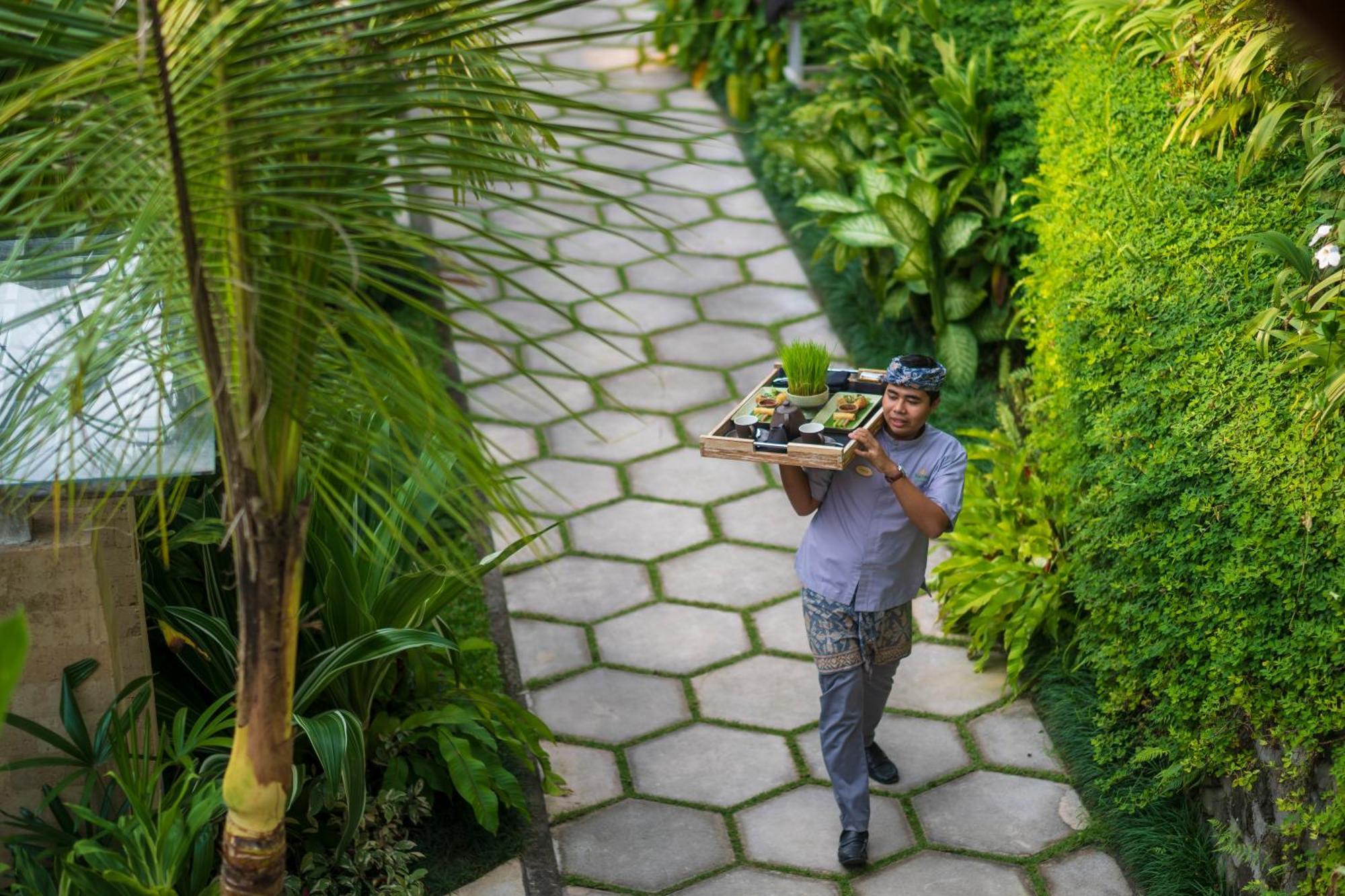 Wapa Di Ume Sidemen Ξενοδοχείο Εξωτερικό φωτογραφία A waiter at a resort in Bali, Indonesia