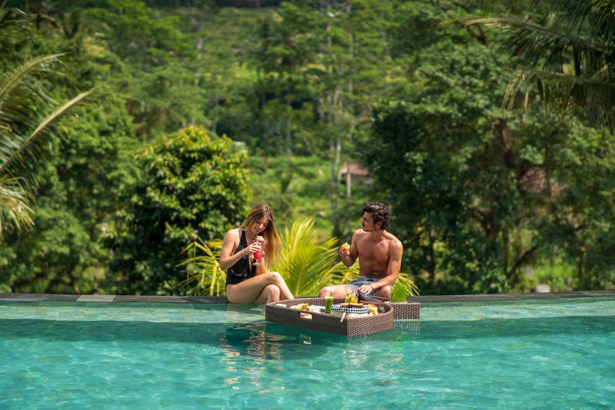 Wapa Di Ume Sidemen Ξενοδοχείο Εξωτερικό φωτογραφία Floating breakfast at Alila Ubud