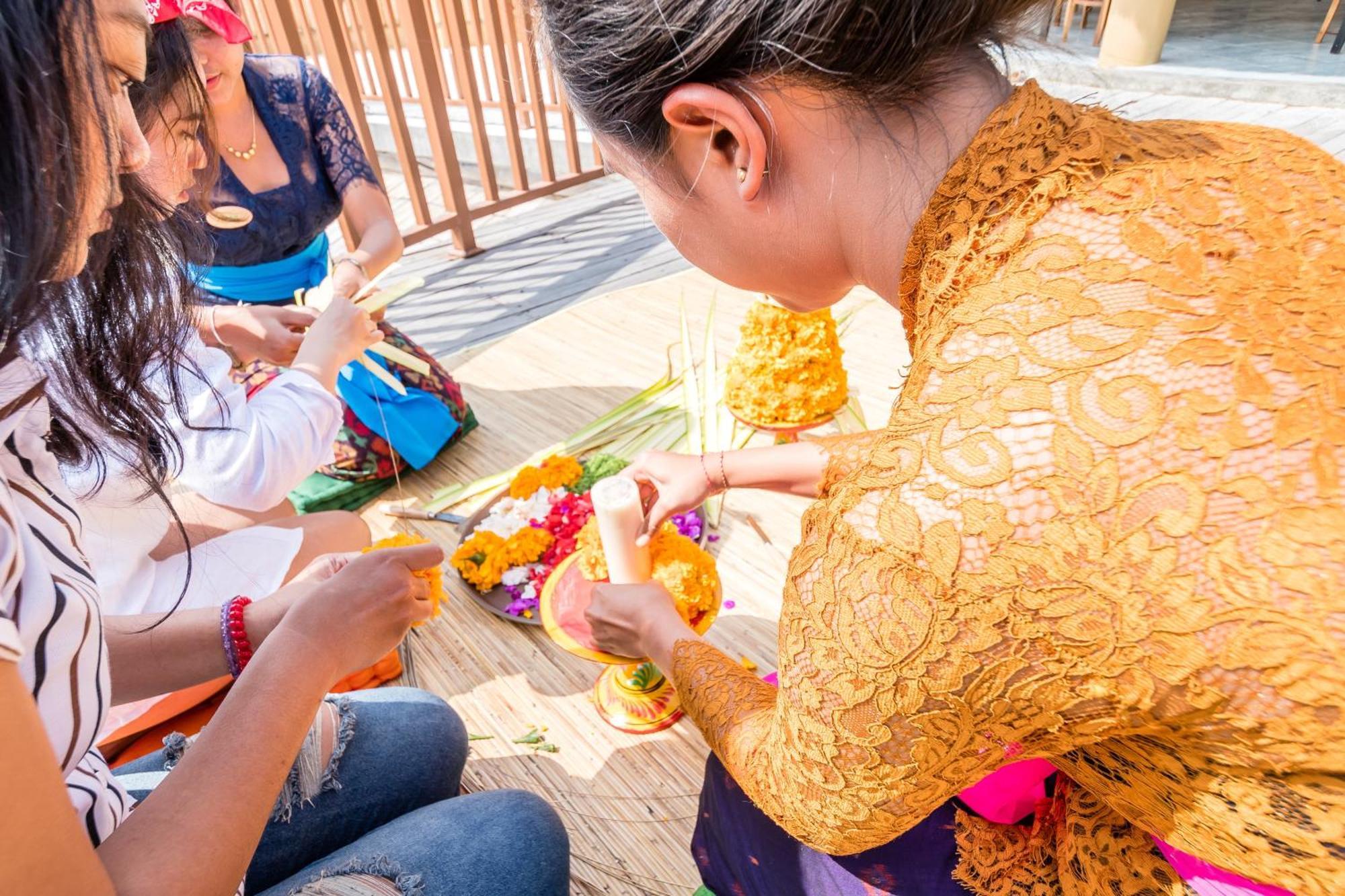 Wapa Di Ume Sidemen Ξενοδοχείο Εξωτερικό φωτογραφία Thai women making a Thai flower garland